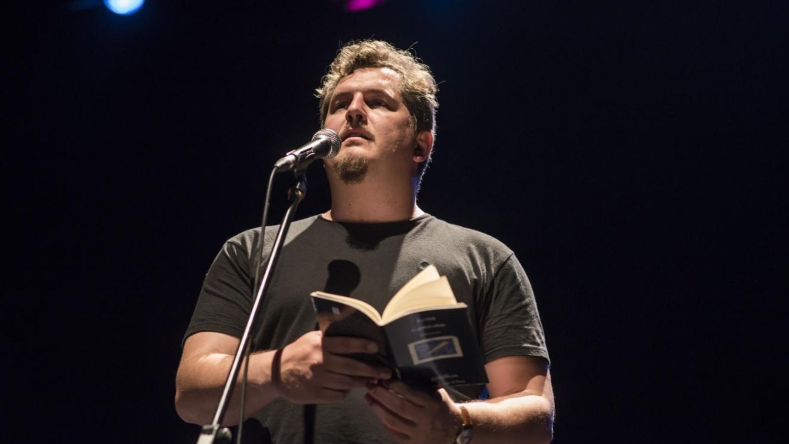 El escritor de origen inglés en un recital poético.