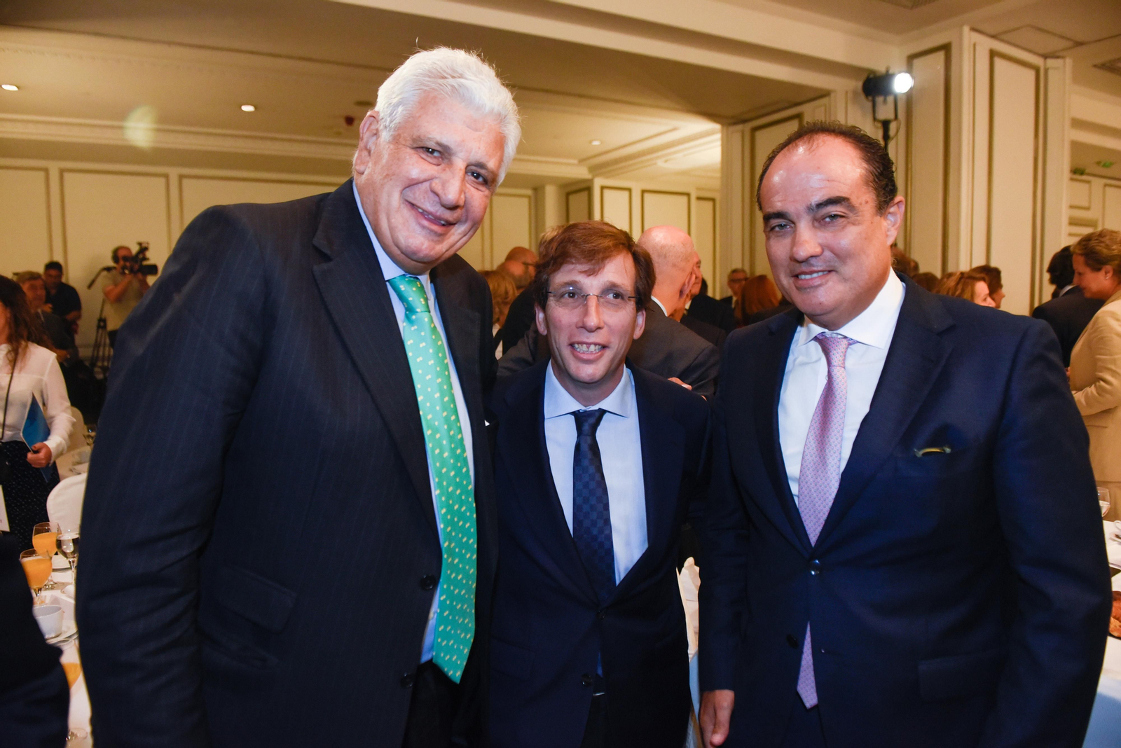 Los invitados al Foro Joly con Juanma Moreno en Madrid, en imágenes