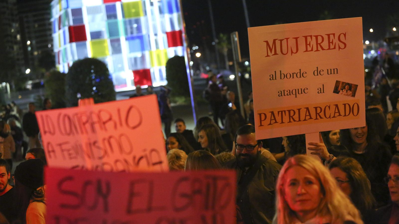 La marcha junto al Centro Pompidou.