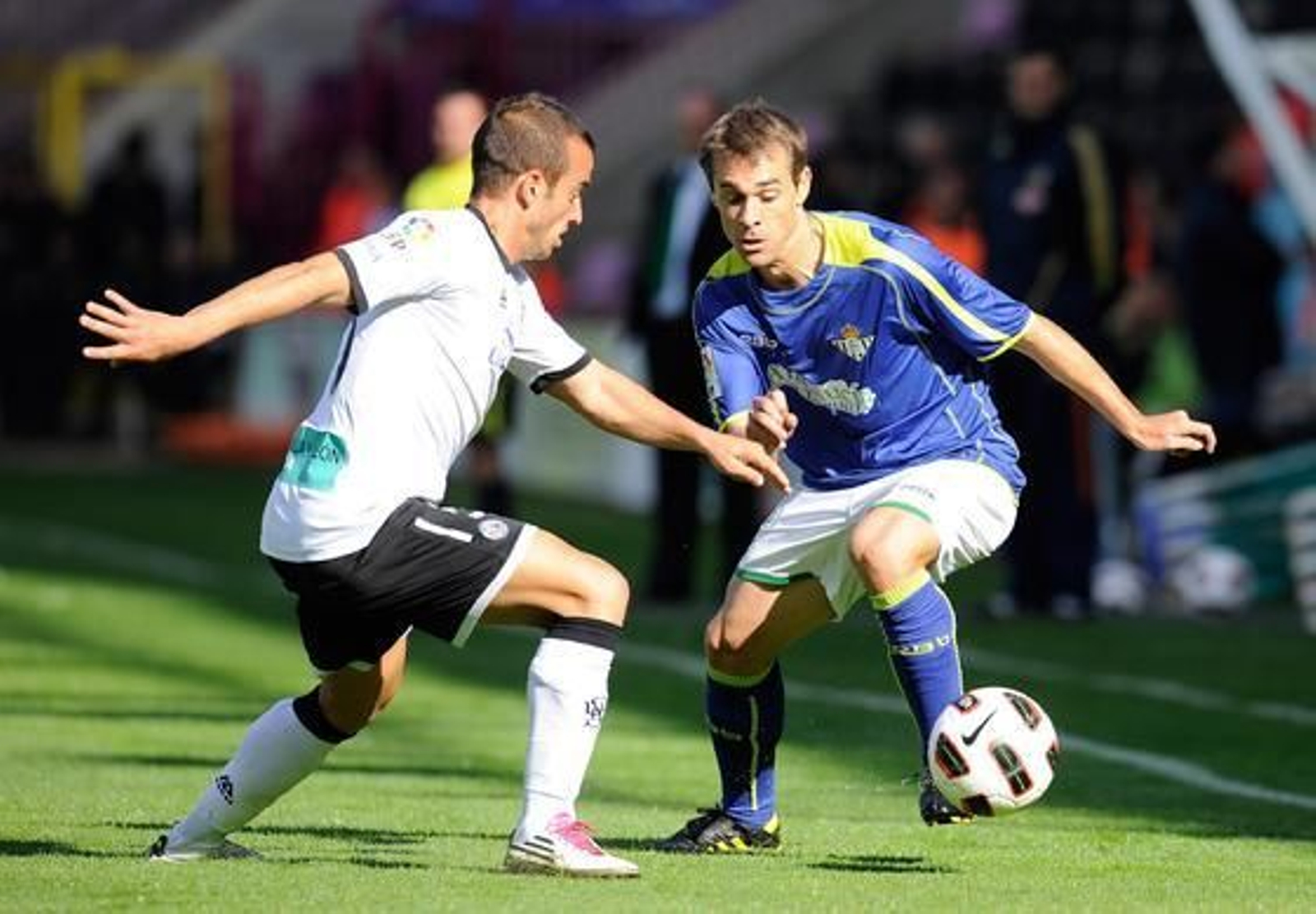 El Betis gana un partido marcado por el susto protagonizado por el jugador del Salamanca Miguel García, que sufrió una parada cardorrespiratoria en pleno partido. / LOF