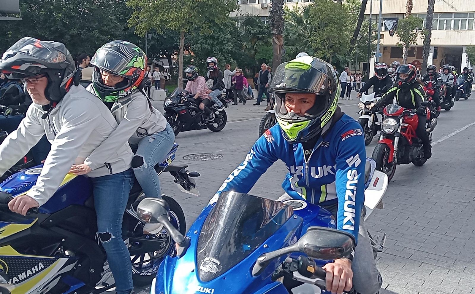 Imágenes de la concentración motera en memoria de Hugo Millán por las calles de Huelva