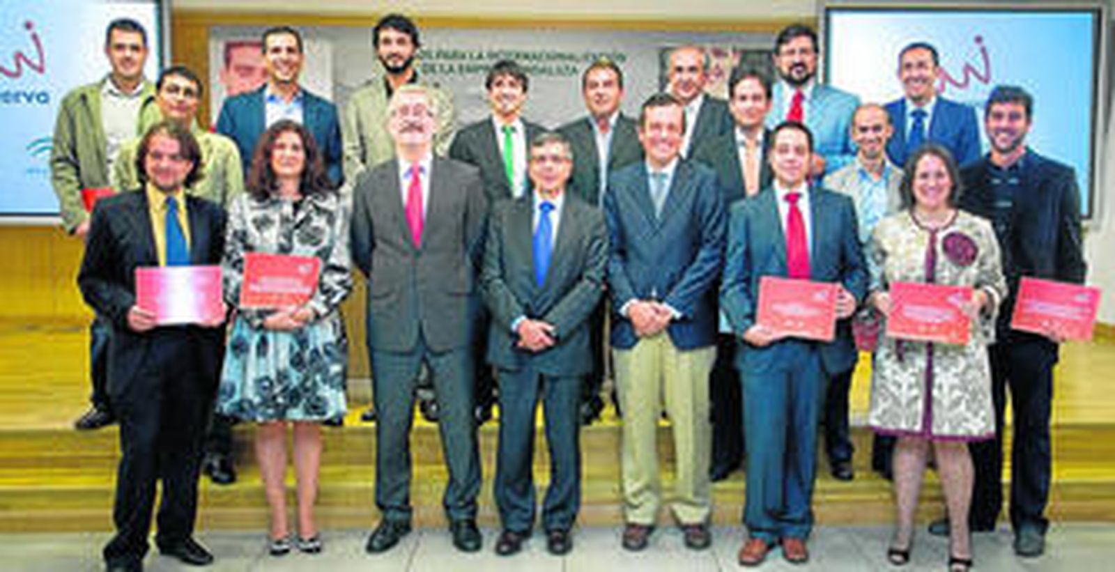 El consejero de Economía, Antonio Ávila, y el presidente de Vodafone, Francisco Román, con los participantes en la edición 2012-2013 del Proyecto Minerva.