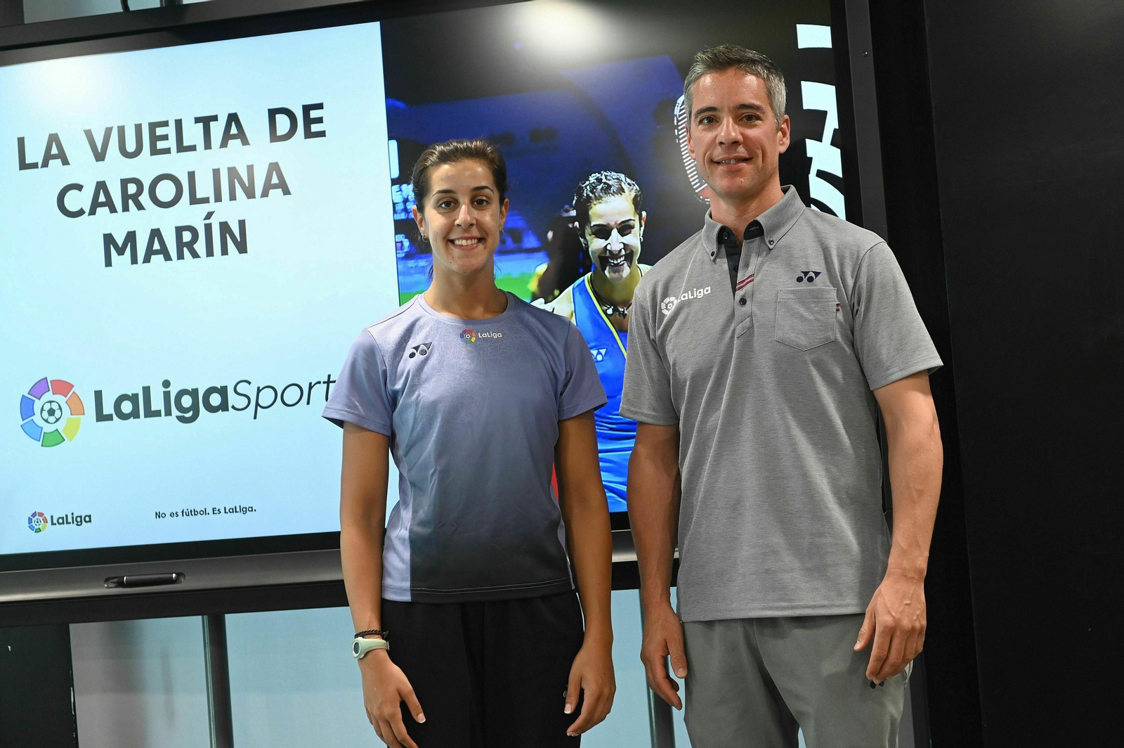 Carolina Marín y su entrenador Fernando Rivas, en la sede de LaLiga.