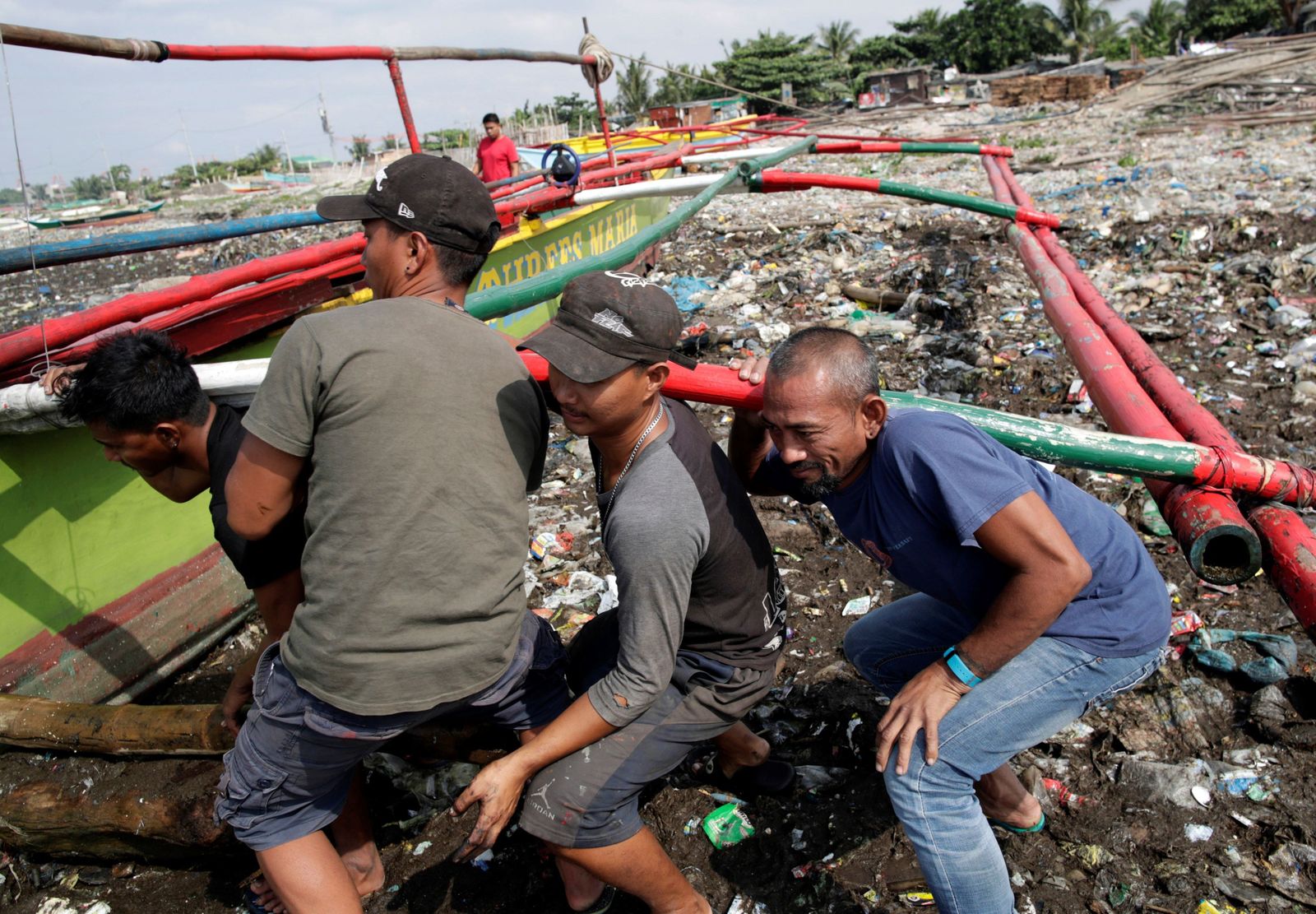 Casas en un mar de plástico filipino