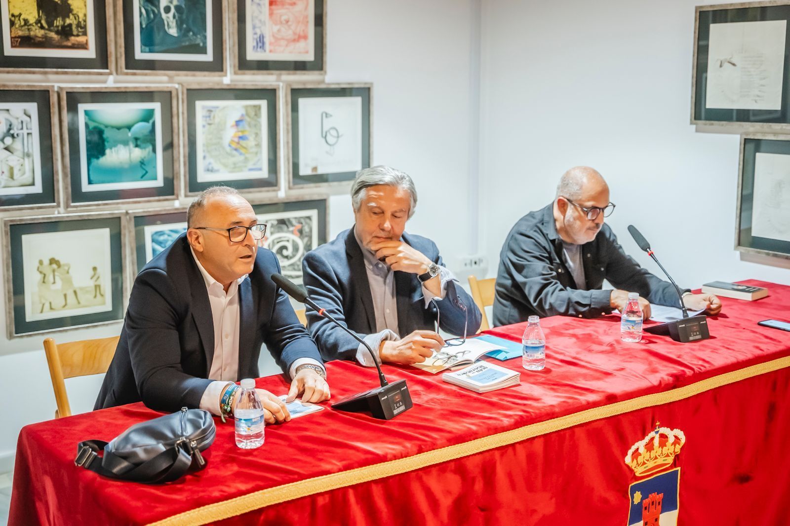 El concejal Manuel Conde con Felipe Benítez Reyes y Diego Reche.