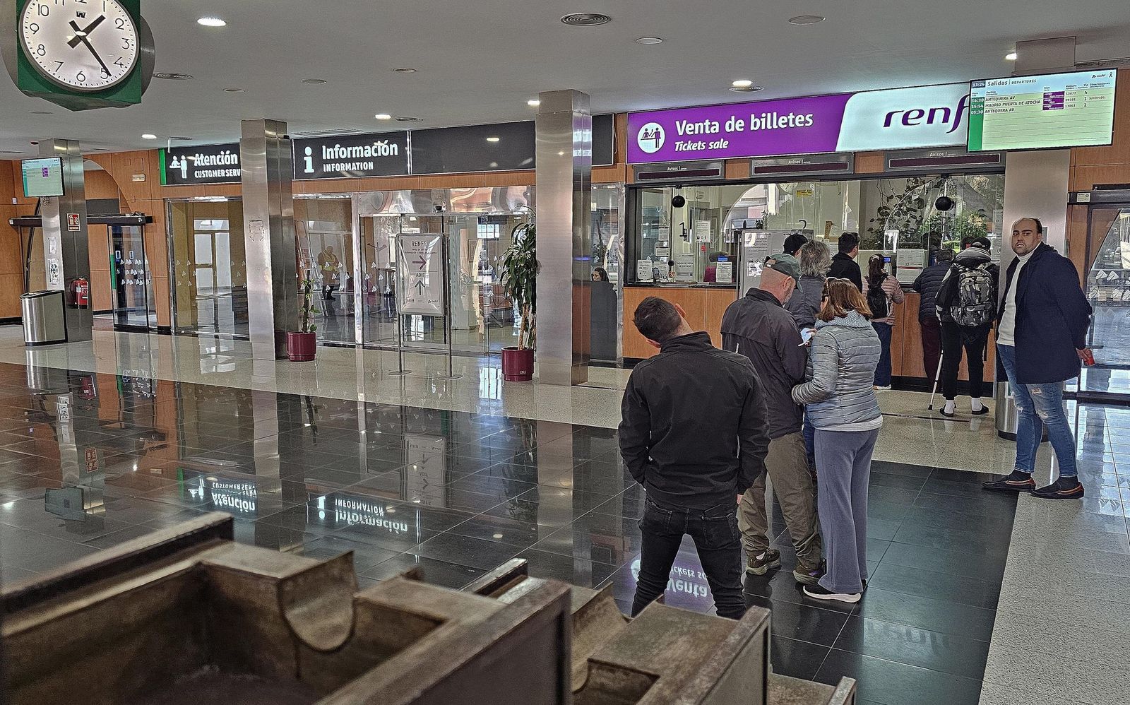 La consternación en Algeciras por la tragedia ferroviaria de Adamuz, en imágenes