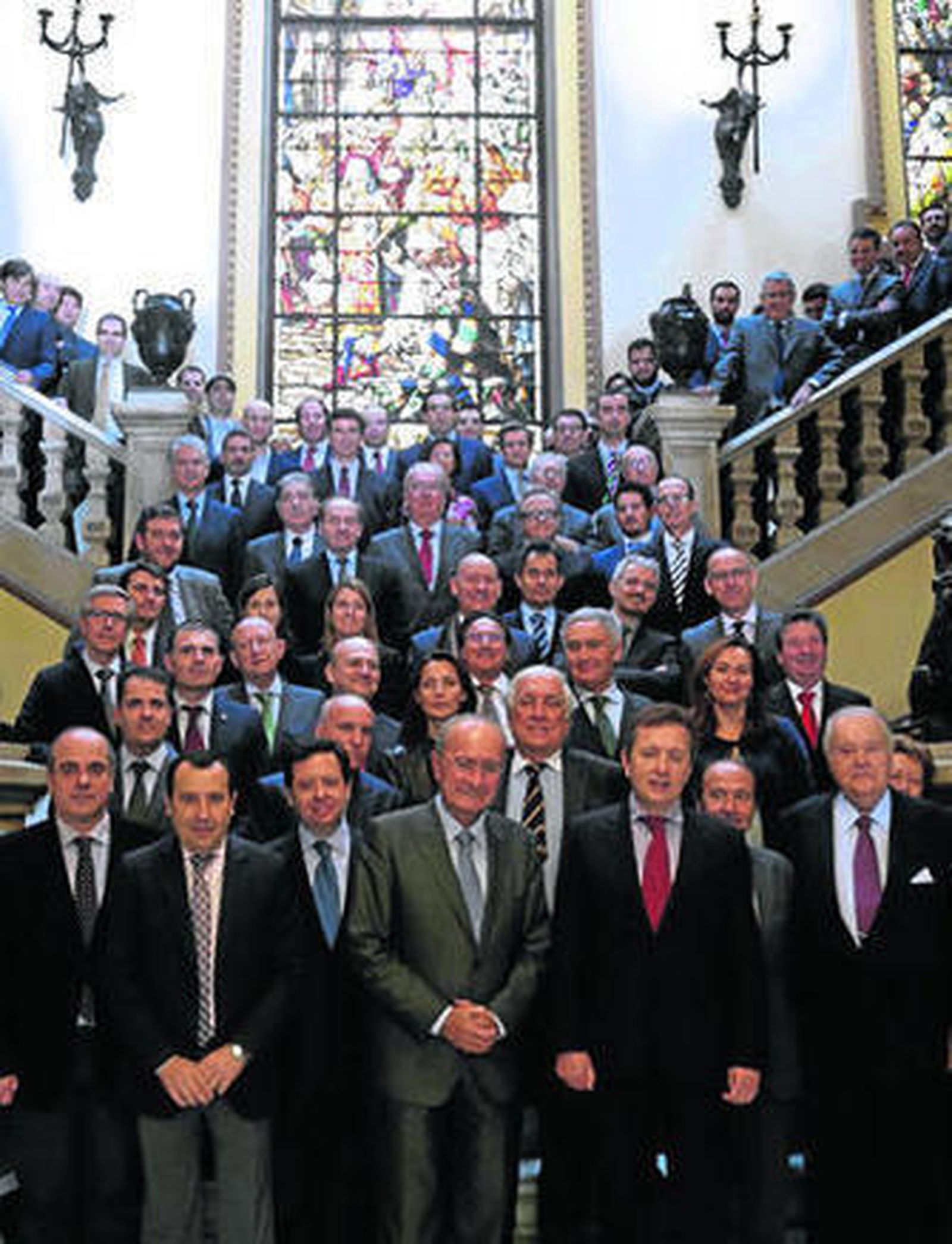 La tradicional foto de familia en la escalera del Ayuntamiento en una reunión del Málaga Valley del año pasado.
