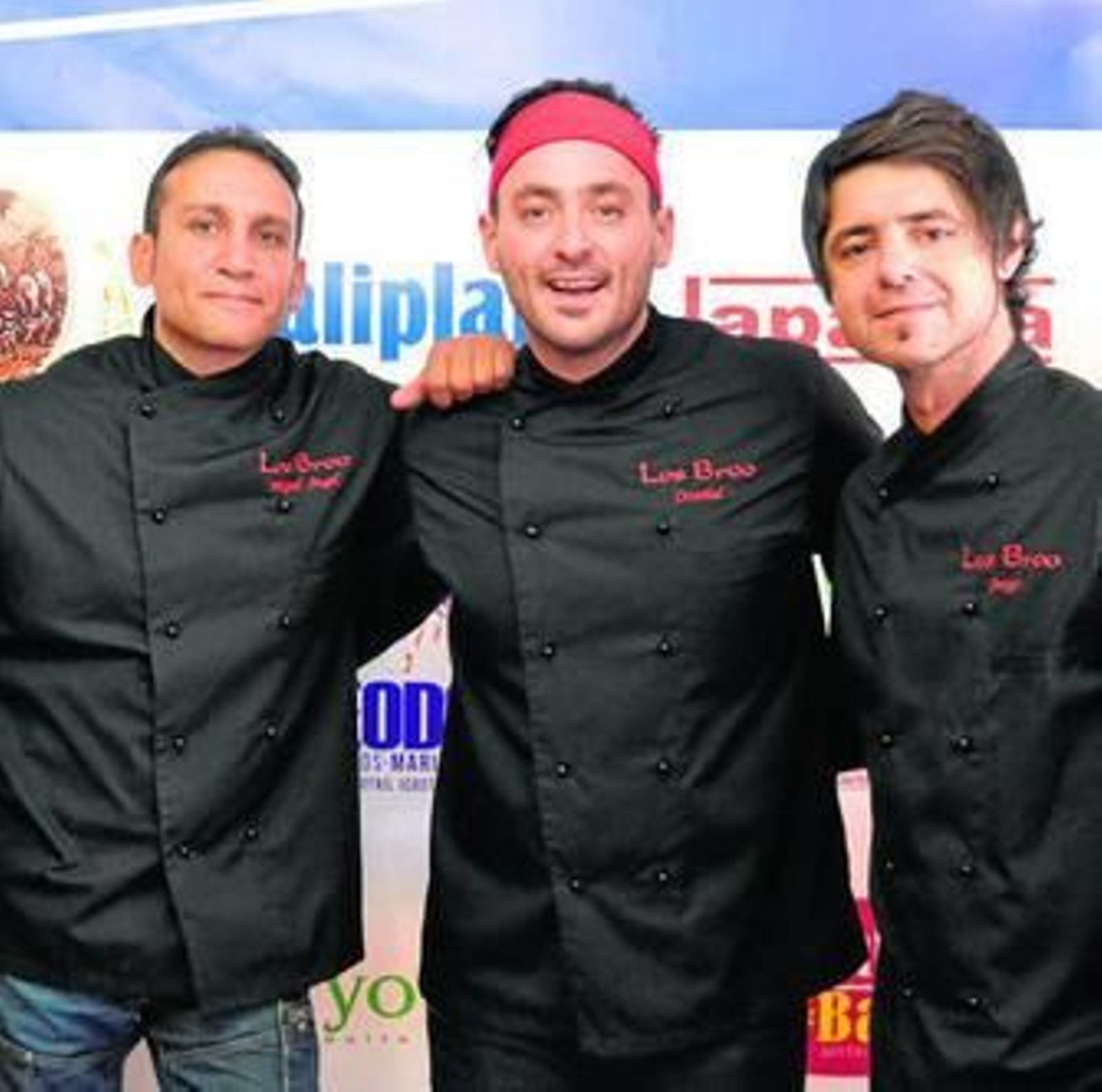 Cristóbal Gómez, junto a 'Los Broo', estará hoy y mañana cocinando para Torrenueva.