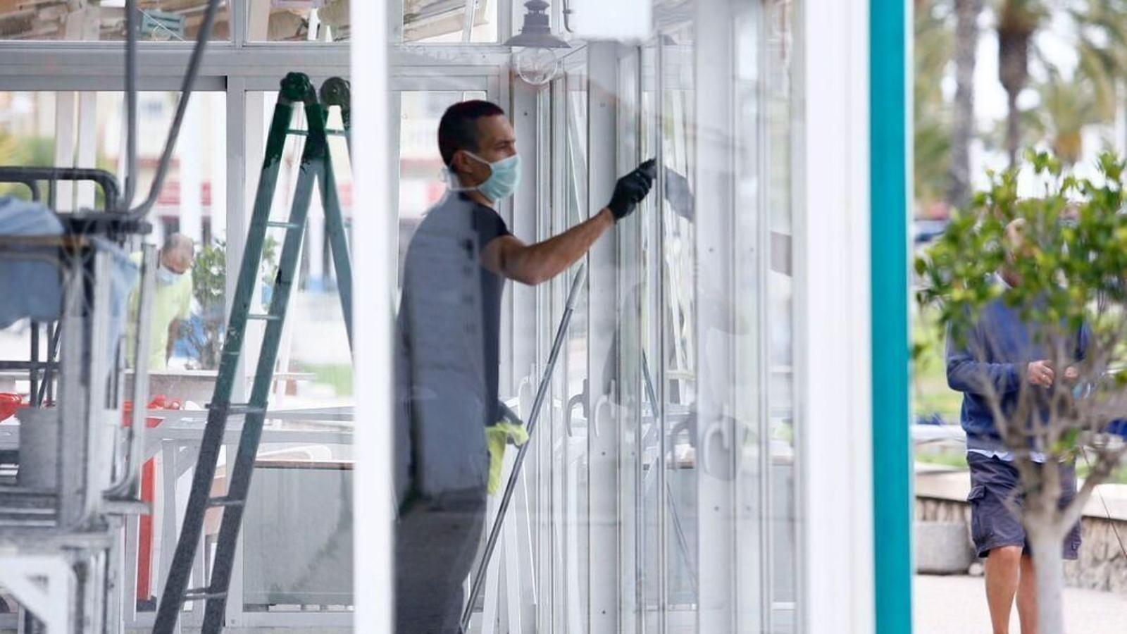 Preparativos en uno de los bares de Málaga
