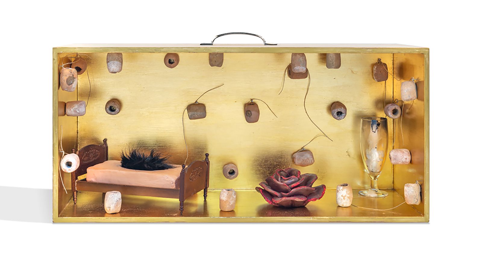 ‘Luciendo bajo las luces’, 2019. Técnica mixta, collage, objetos, pan de oro.