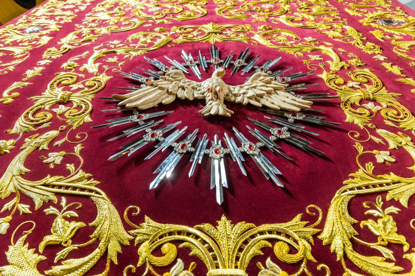 Presentación del bordado del techo de palio de la hermandad del Nazareno de San Fernando