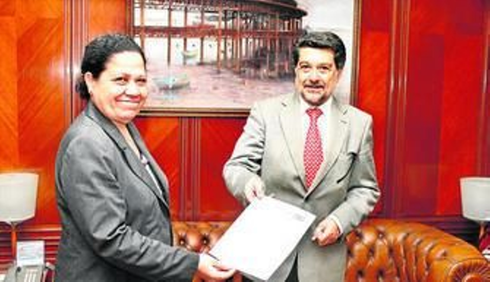 Manuela de Paz y Javier Barrero, en un encuentro mantenido en el Puerto de Huelva.