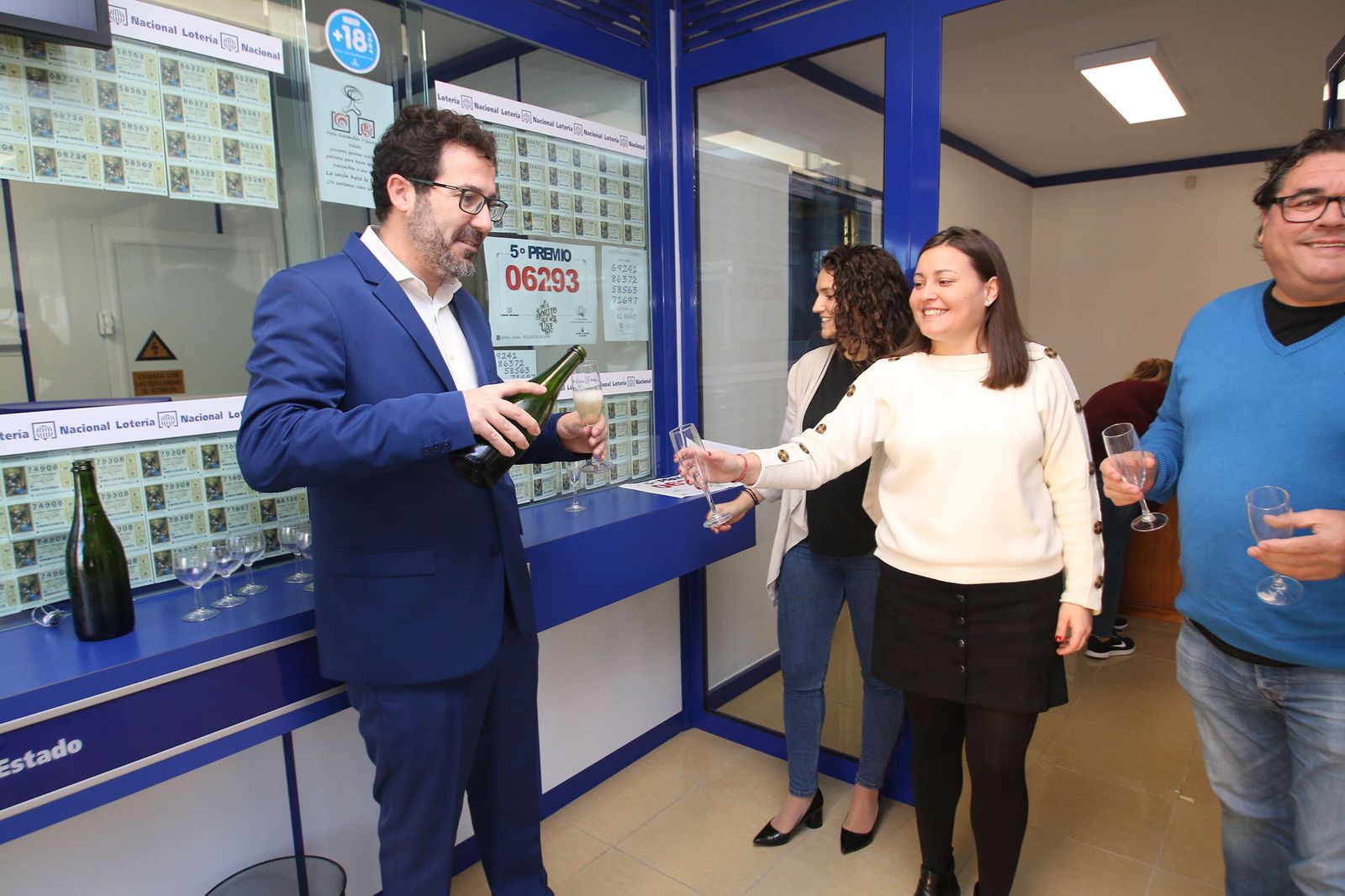 Las imágenes de los premios de la Lotería de Navidad en Roquetas, Vícar y Almería