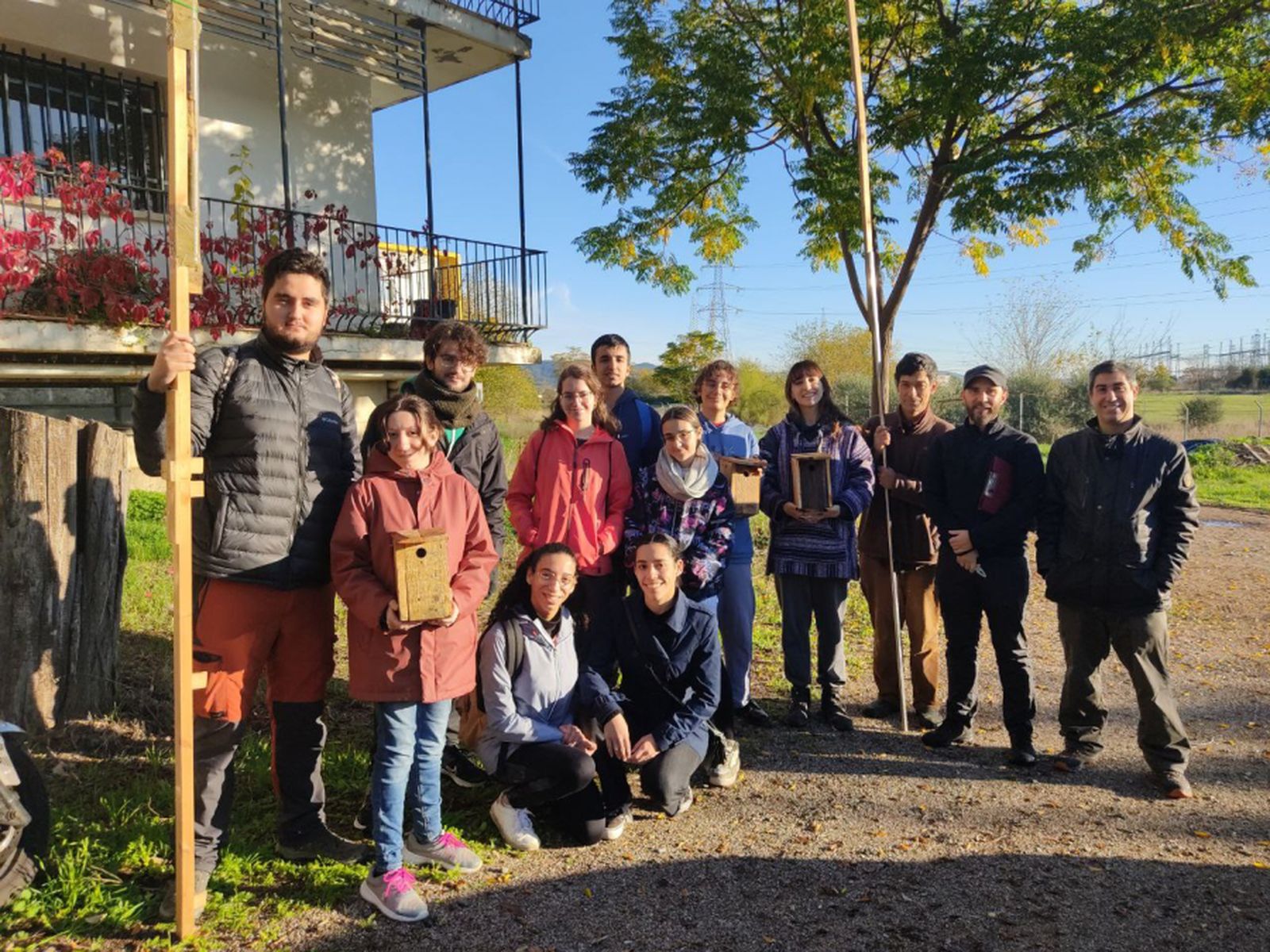 Miembros del Programa de Voluntariado Ambiental del Aula de Sostenibilidad, junto con voluntarios del grupo local de la Sociedad Española de Ornitología.