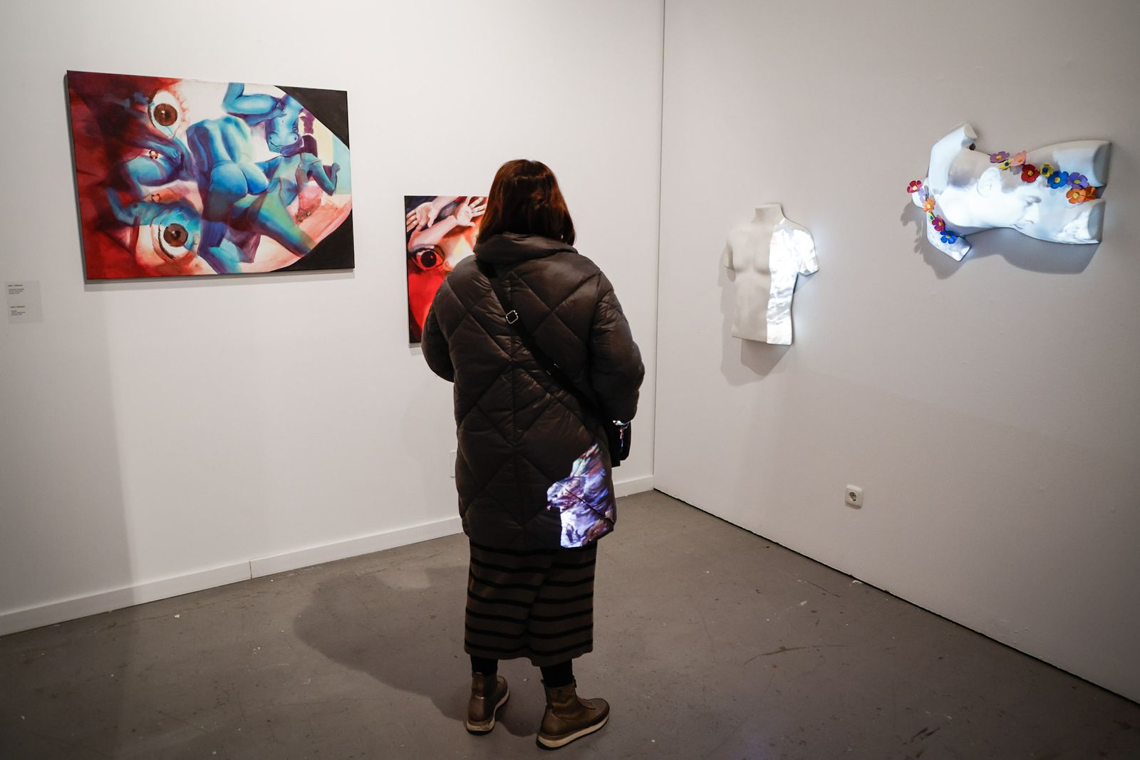 Una visitante a la exposición Desbordamientos picto-lumínicos, que puede verse hasta el 20 de febrero en la Facultad de Bellas Artes.