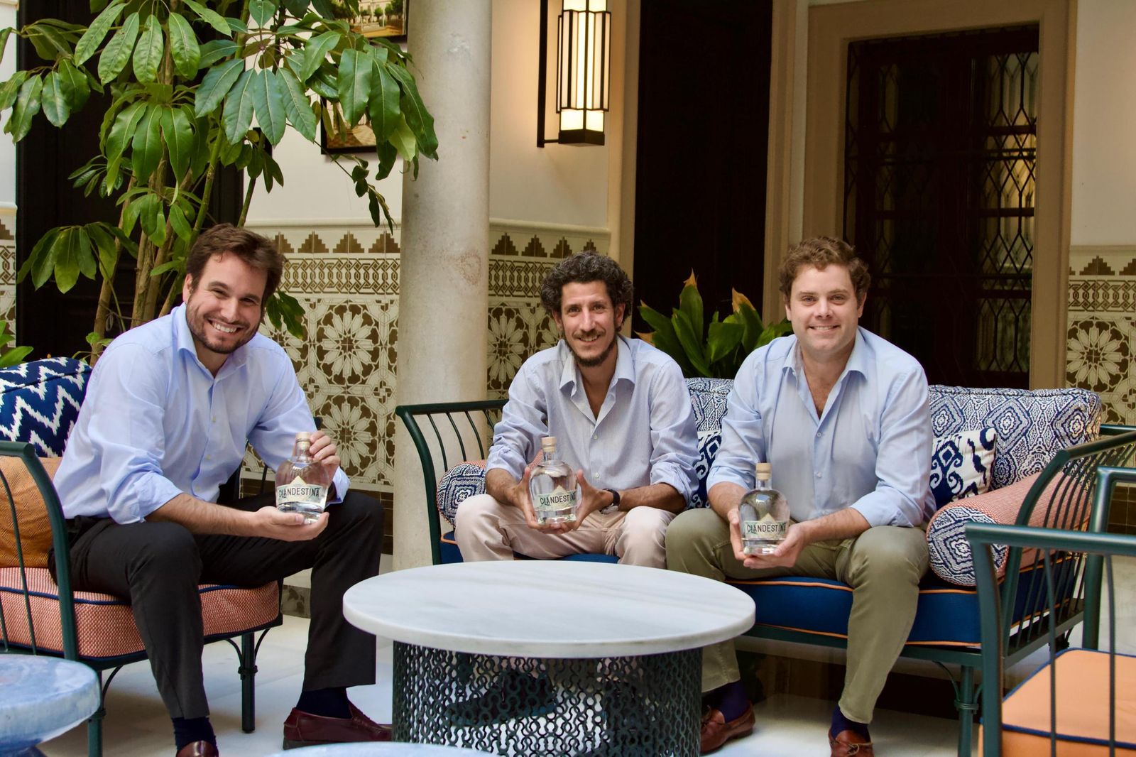 Nacho Silvera, Javier Soto y José María de las Cuevas en el patio del hotel Don Ramón