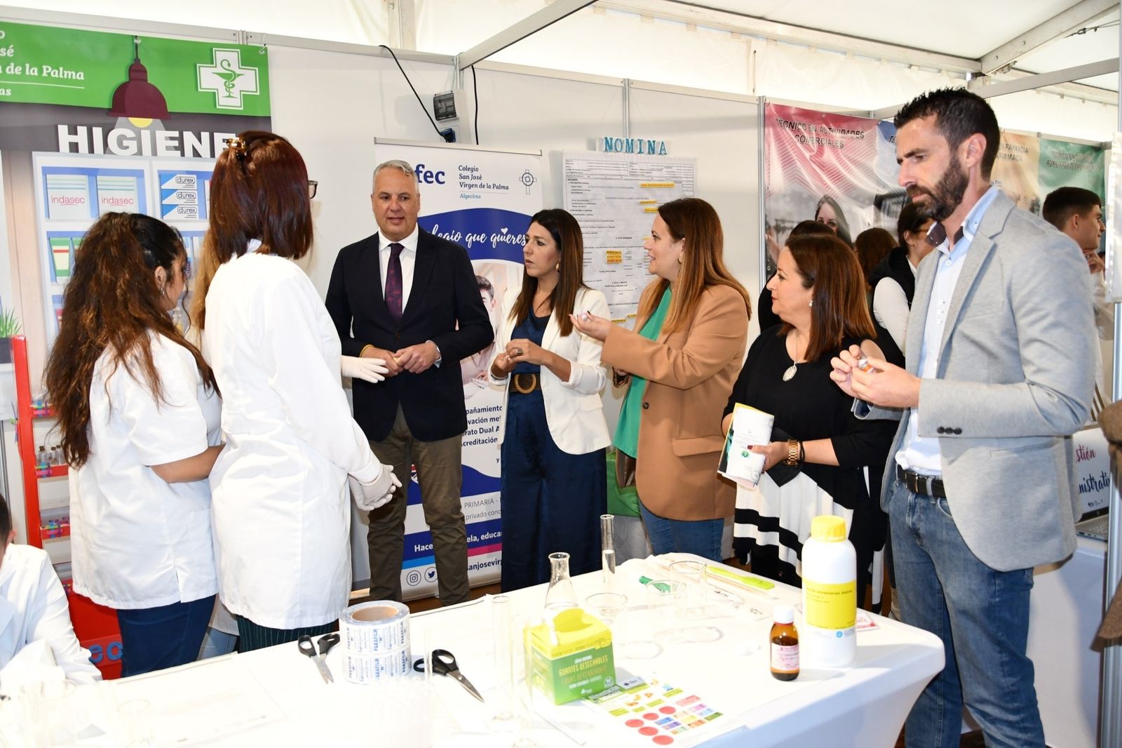 Las autoridades de San Roque, en el Salón del Estudiante.