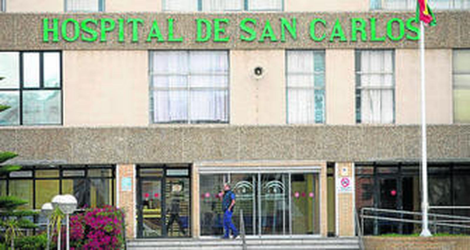 Acceso principal al hospital de San Carlos, en una imagen reciente.
