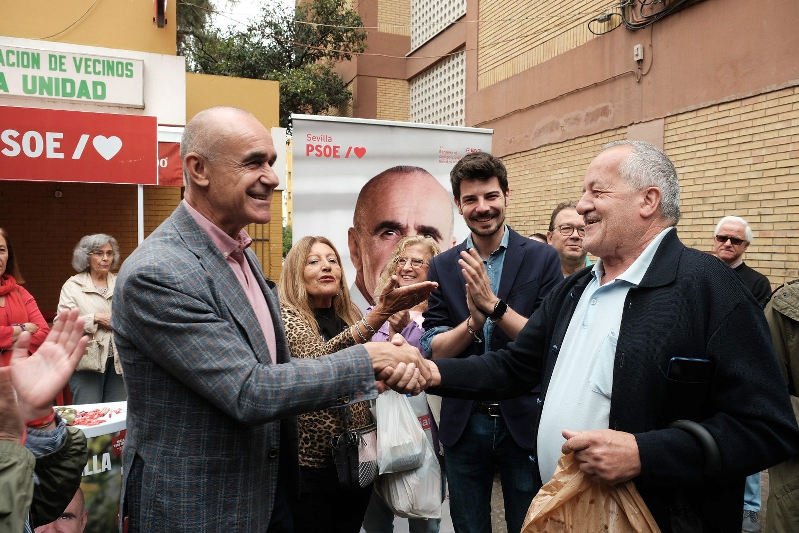 Muñoz saluda a vecinos de Cerro-Amate en un acto de la campaña electoral.
