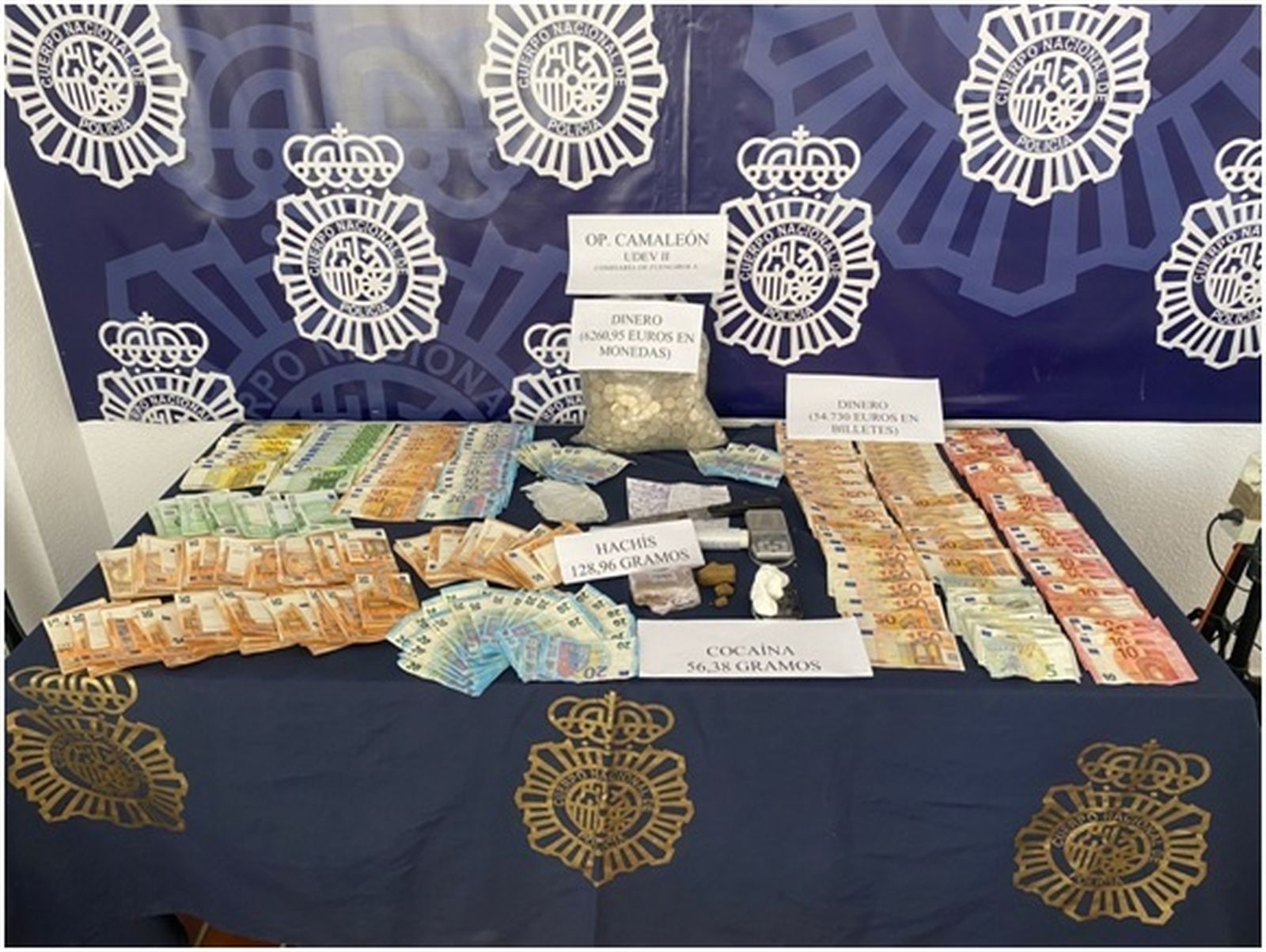 Dinero intervenido en la operación.