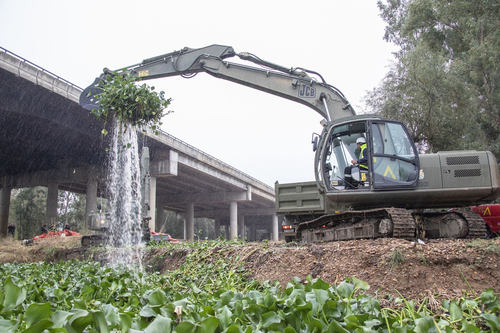 Maquinaria del Ministerio de Defensa en las labores de adecuación del cauce de un río.