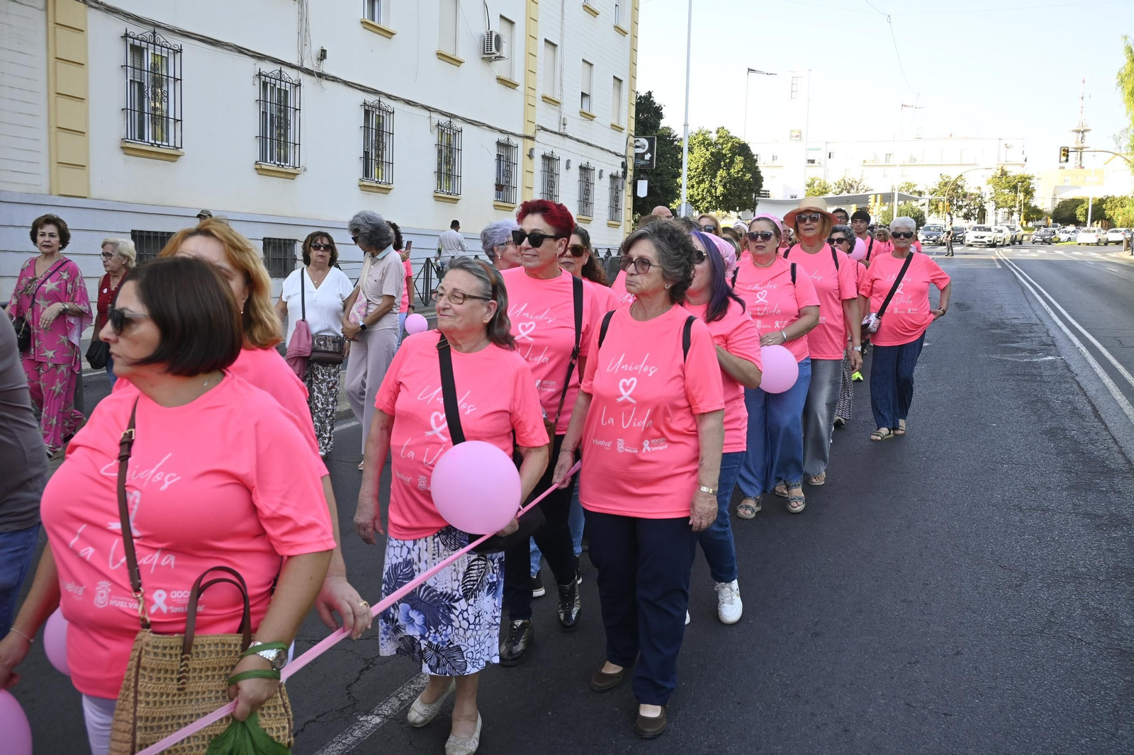 Cadena humana del día internacional del cáncer de mama