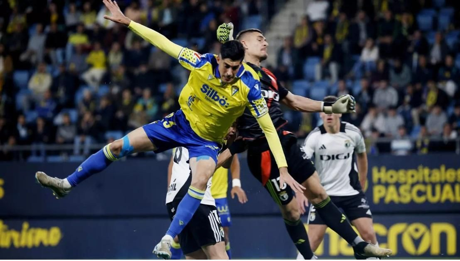 Carlos Fernández en acción durante el Cádiz-Burgos de la pasada campaña.