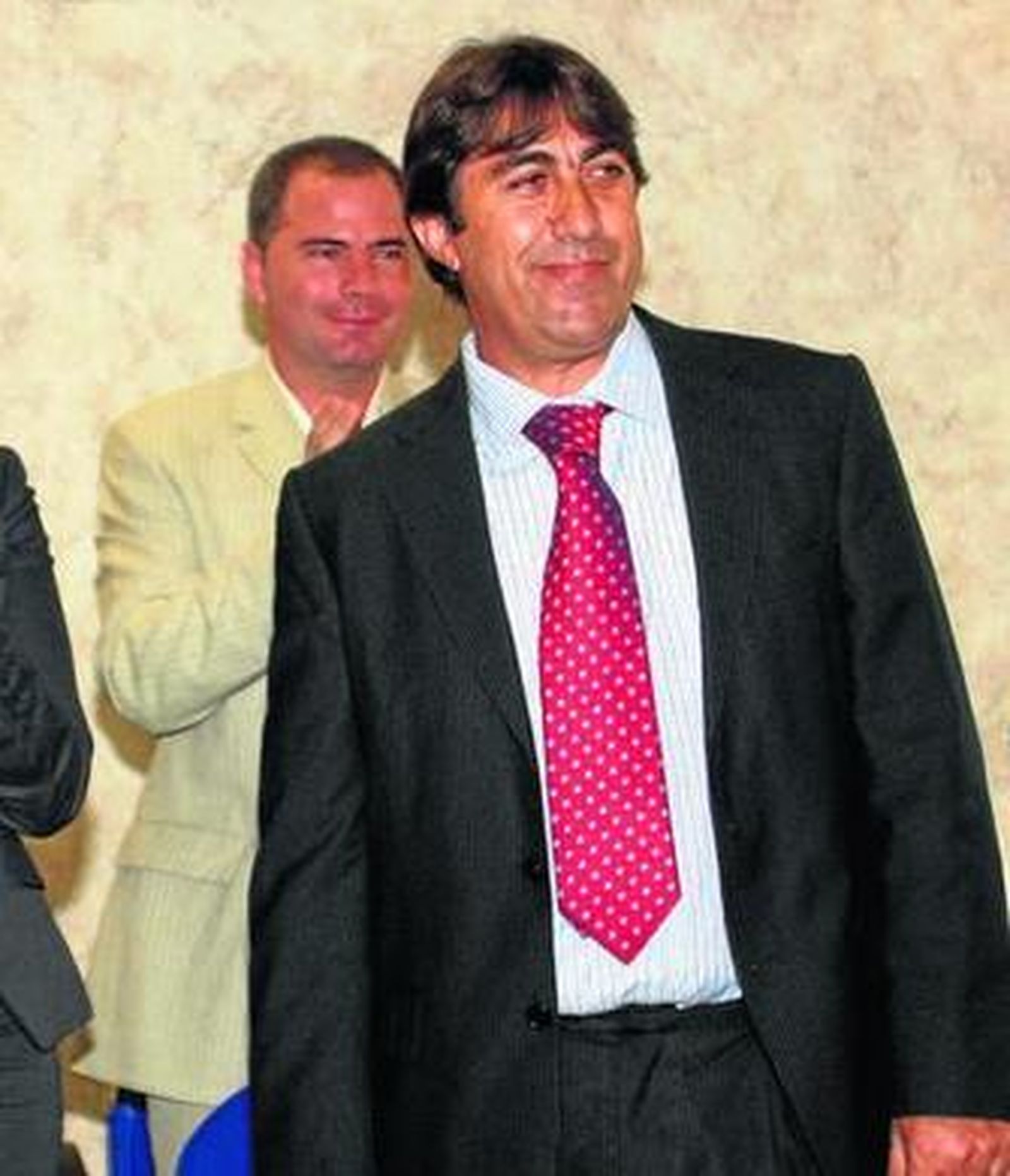 Anguas aplaude al alcalde en su investidura, en una imagen de archivo.