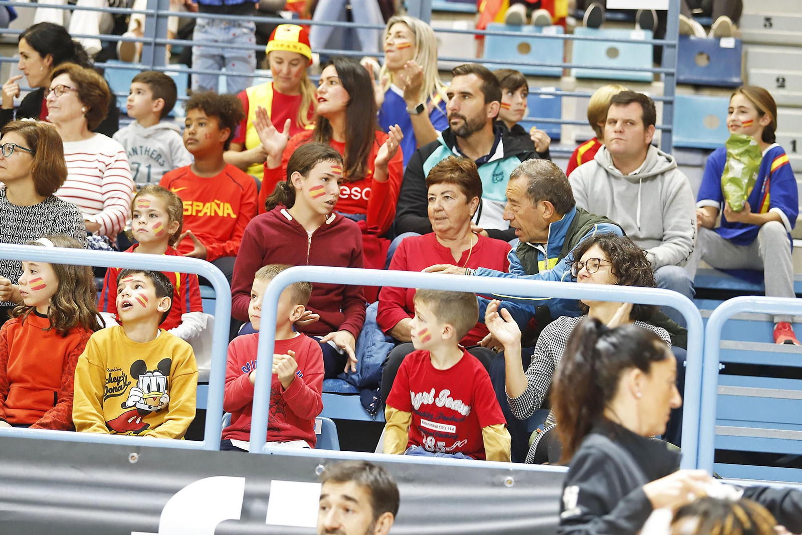 Ambiente en las gradas en el partido de la selección Española femenina de baloncesto contra Islnadia