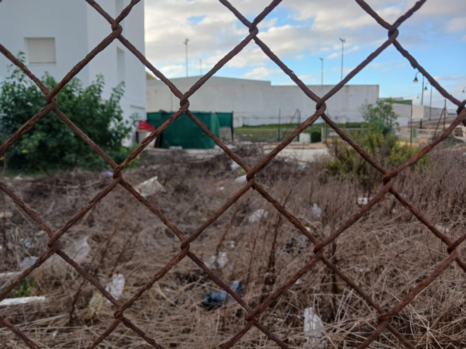 El estado del solar abandonado junto al Paseo Marítimo de Tarifa.