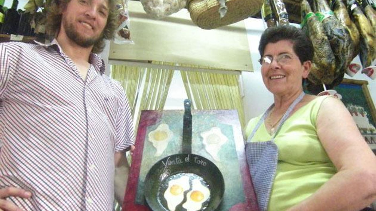 Maruja con su hijo Antonio que regenta actualmente la venta