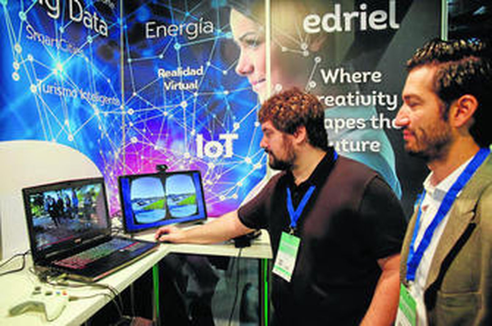 Dos técnicos de la compañía Verónika especializada en realidad virtual, ayer en Greencities.