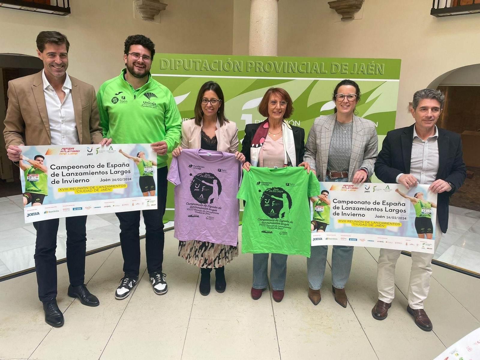 Las autoridades posan con el cartel del Campeonato de España de Lanzamientos Largos de invierno. Las autoridades posan con el cartel del Campeonato de España de Lanzamientos Largos de invierno.
