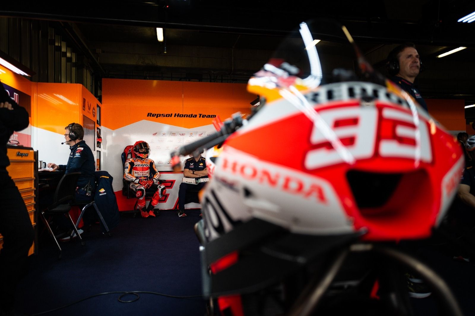 Marc Márquez, en el box de Honda con su moto en primer término.