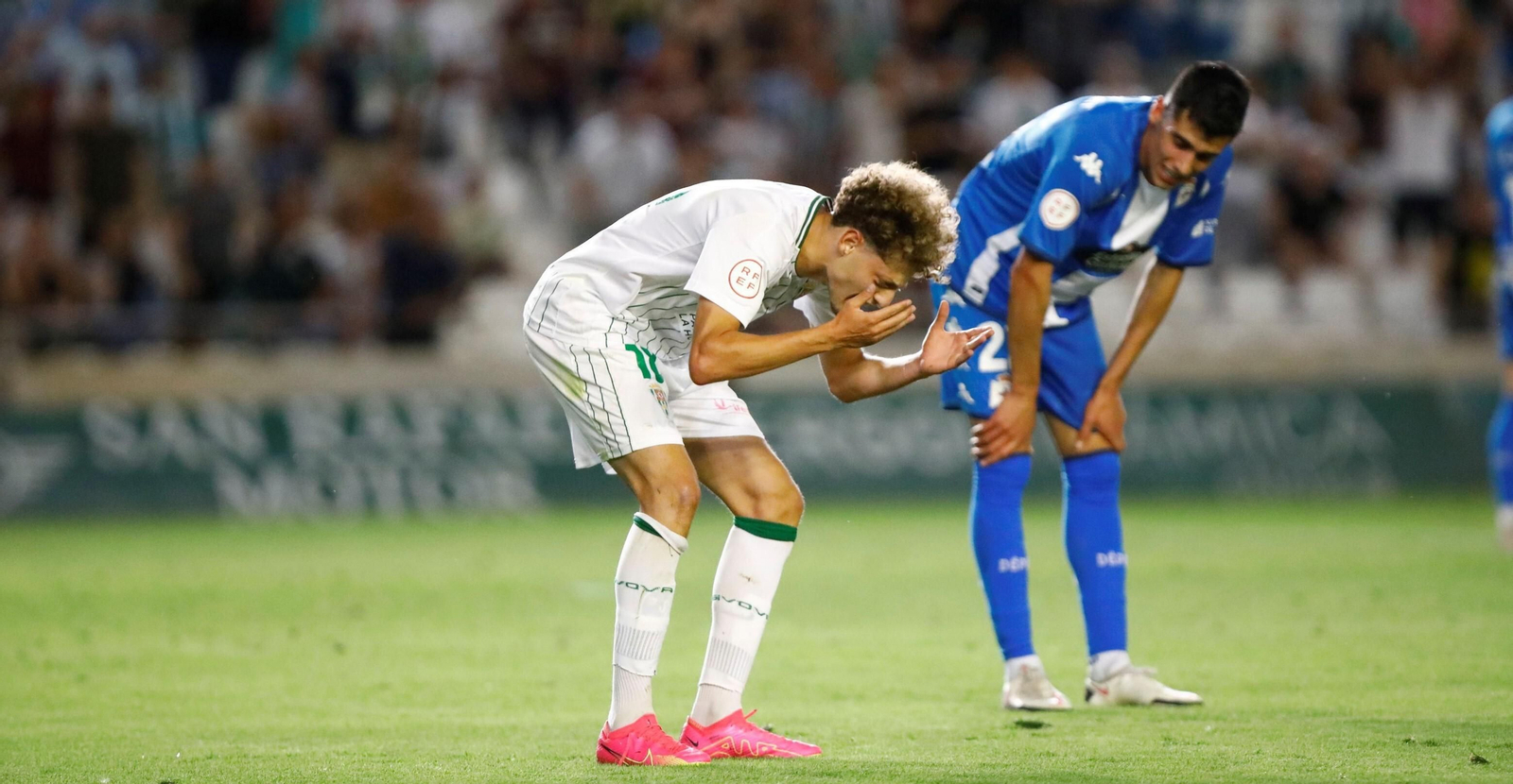 Simo se lamenta en el tramo final del Córdoba CF - Deportivo de La Coruña.