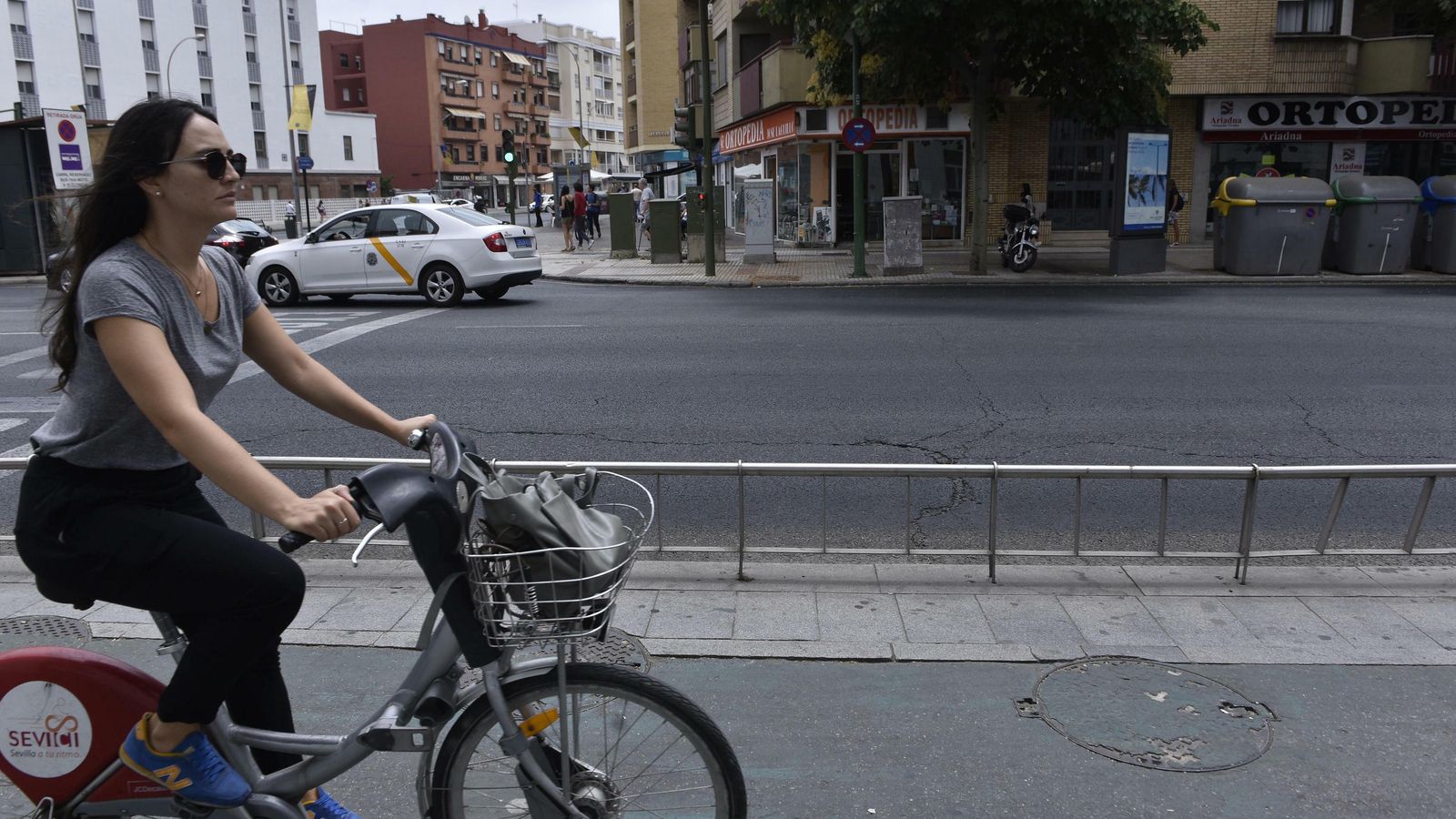 Una chica circula en una 'sevici' por la Puerta Osario.