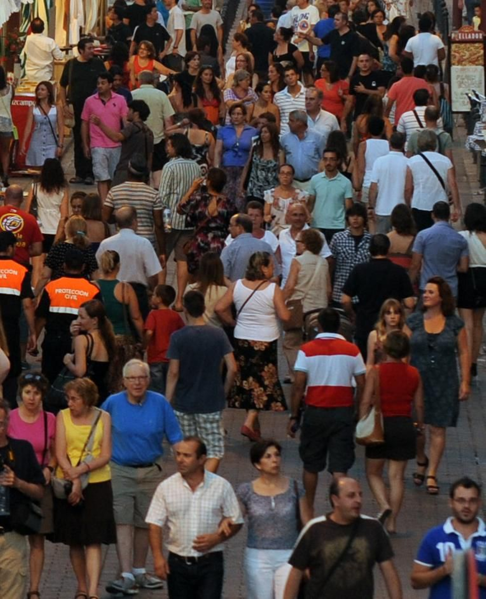 Público en una calle comercial