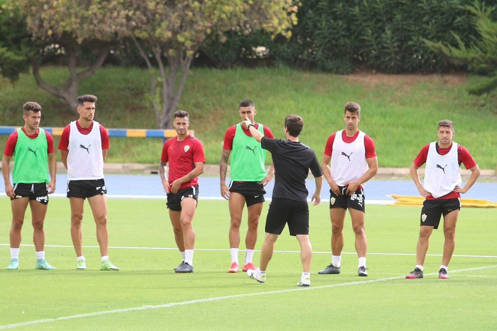 El Almería vuelve al trabajo en el anexo con la única ausencia de Villar