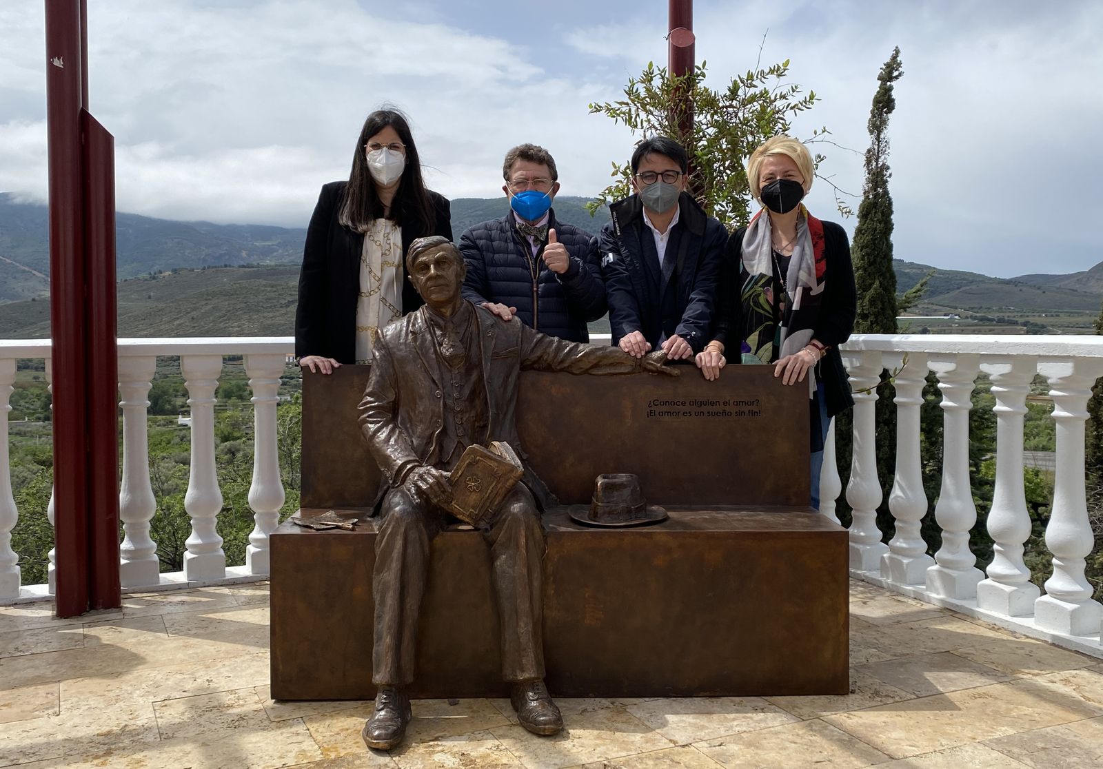 Almudena Morales, Juan Ronda, Manuel Guzmán y Eloisa Cabrera junto al monumento a Villaespesa.