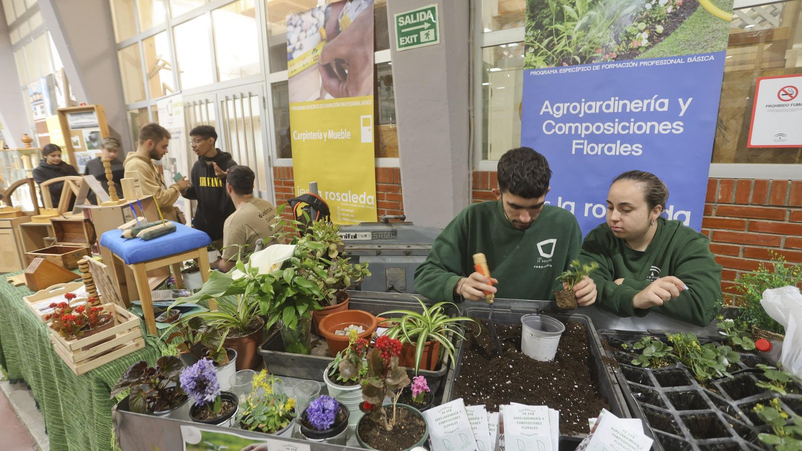 Estudiantes de los ciclos de jardinería y madera en las jornadas de puertas abiertas del IES La Rosaleda.