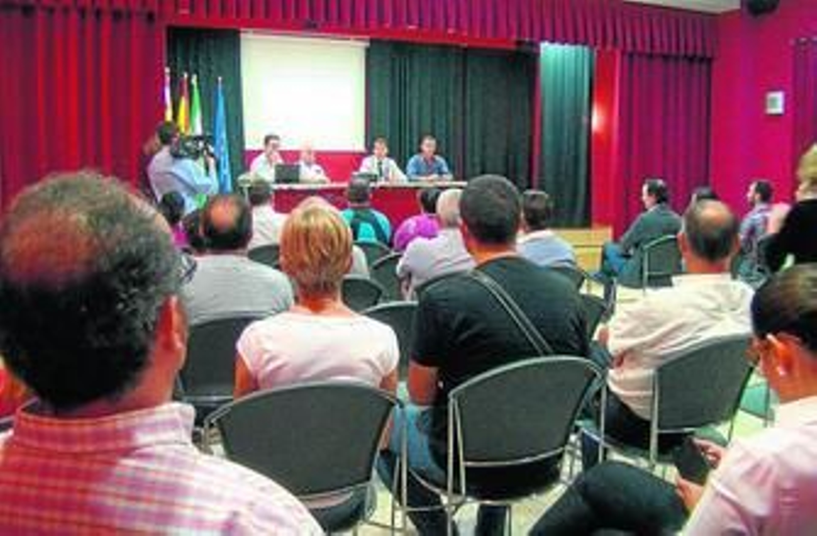 Un momento de la reunión con los vecinos.