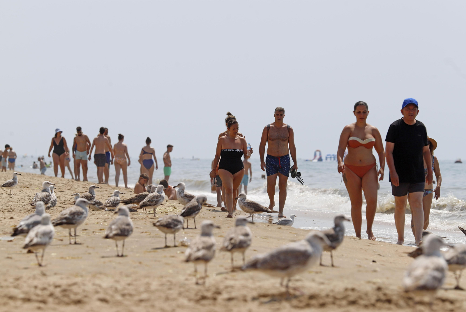 Imágenes del ambiente en las playas de Huelva en el 1 de julio