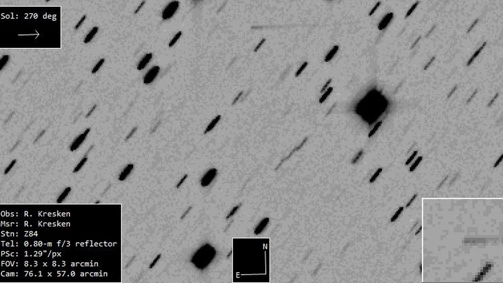 Imagen del descubrimiento del cometa P/2025 W3 (Kresken), que aparece como un fino trazo horizontal en el centro (las estrellas del campo aparecen como trazos diagonales). En esta imagen, compuesta por 64 exposiciones de 30 s cada una, se ve claramente la cola del cometa, débil pero alargada (véase el zoom), alineada con el Sol (flecha en dirección este-oeste).