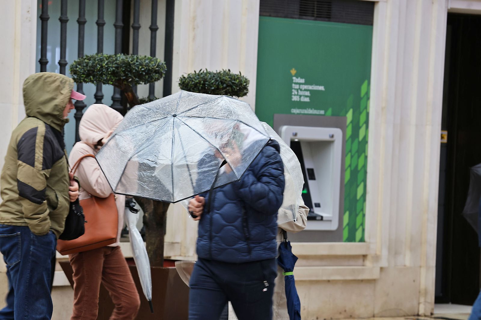 Intensas lluvias y calles desiertas en Huelva por la borrasca Marta