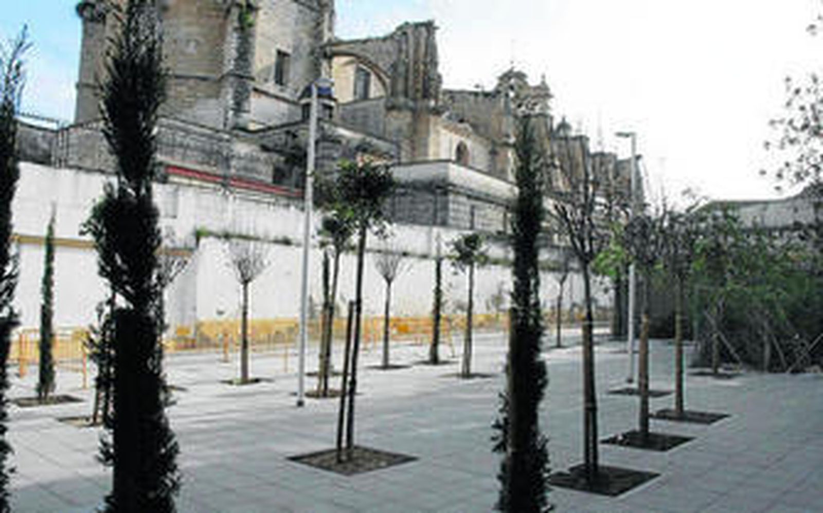 Pese a que las obras concluyeron hace dos semanas, la calle Postigo continúa cerrada al tráfico y se ha transformado en un fondo de saco.