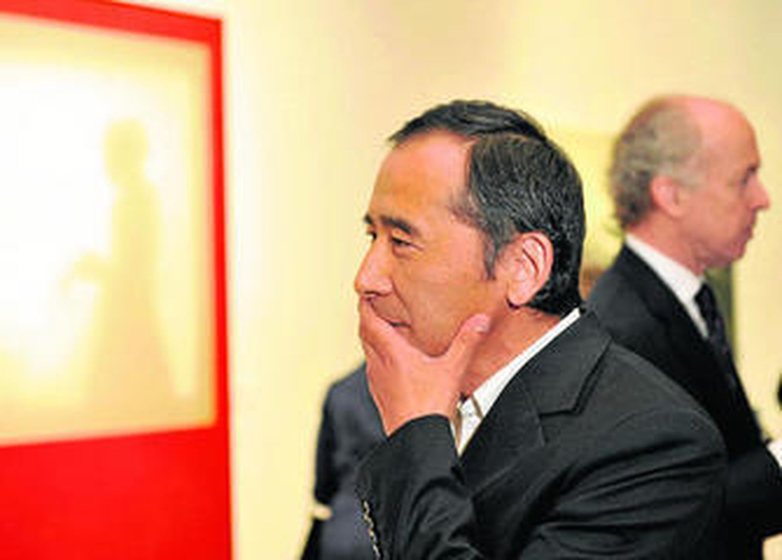 Teruhiro Ando (Zentsuji, 1962), ayer en la Fundación Focus con su obra ganadora y Felipe Benjumea al fondo.