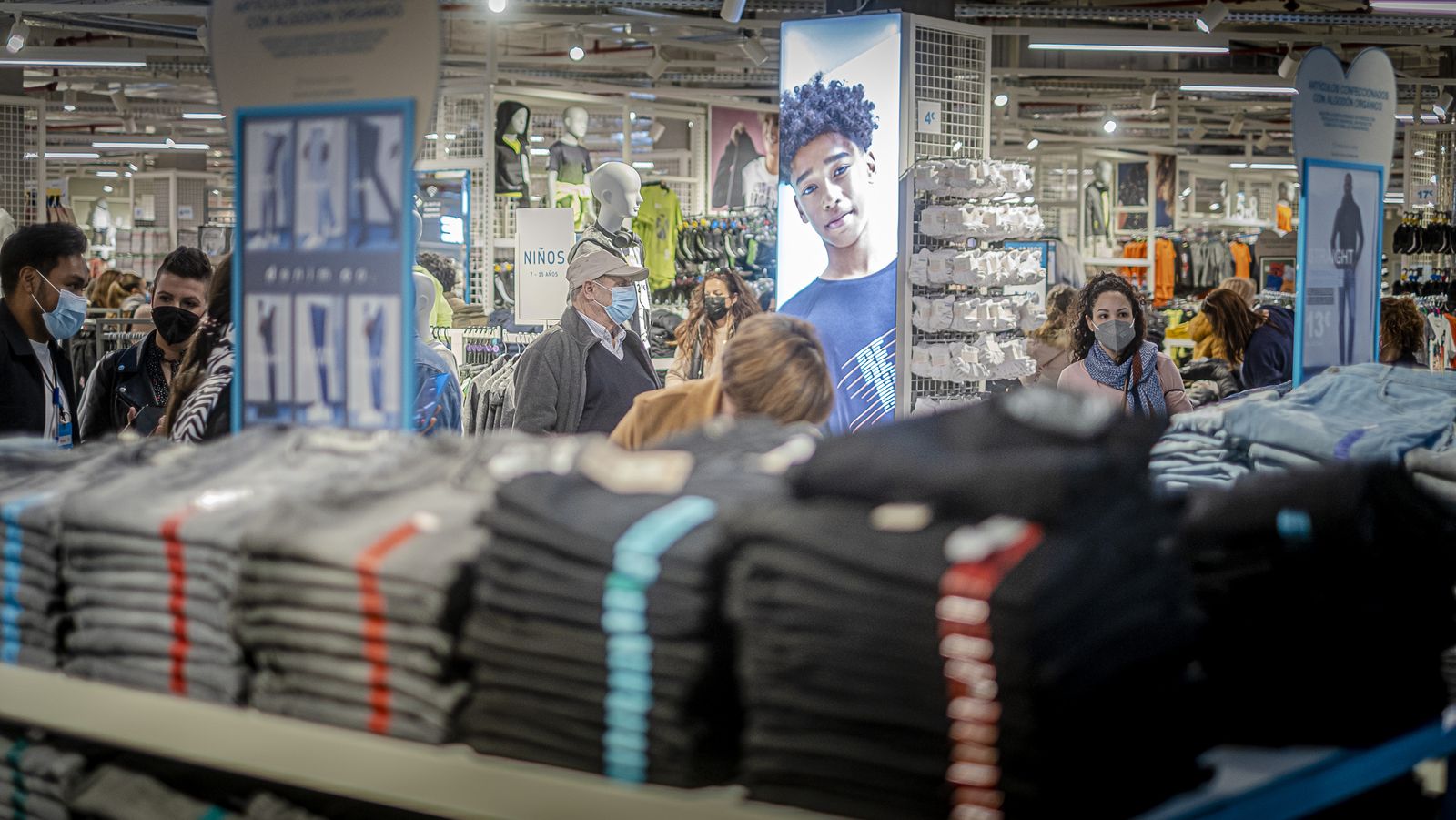 Interior de la tienda de Primark en Bahía Sur .