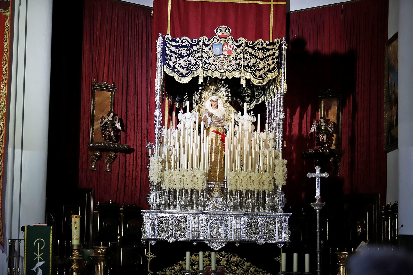 La Virgen de la Amargura entronizada en el altar de la Concepción.