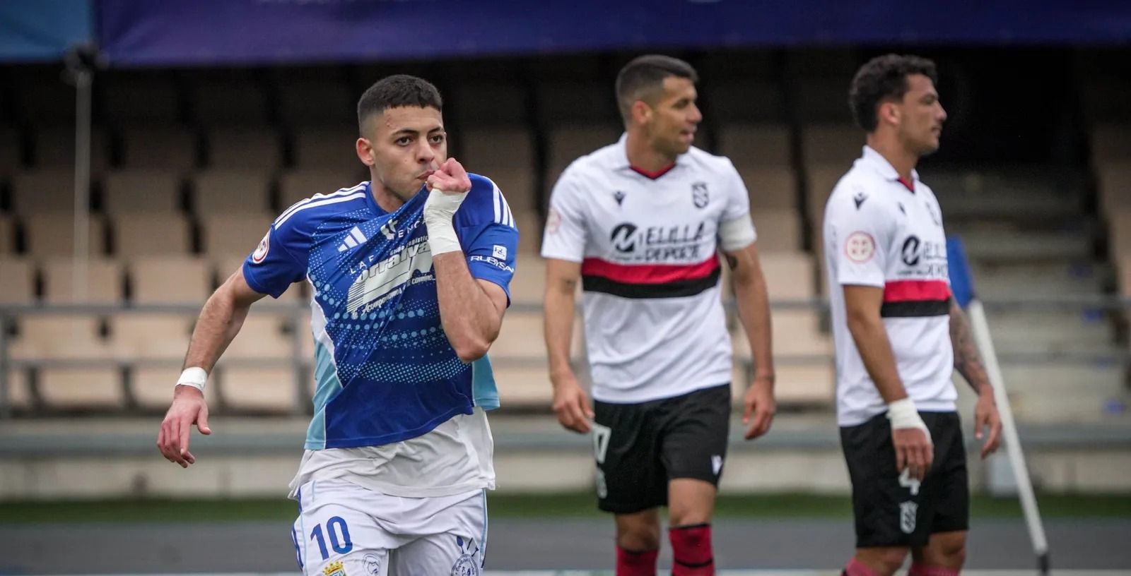 Charaf se besa el escudo del Xerez CD tras el gol al Melilla.