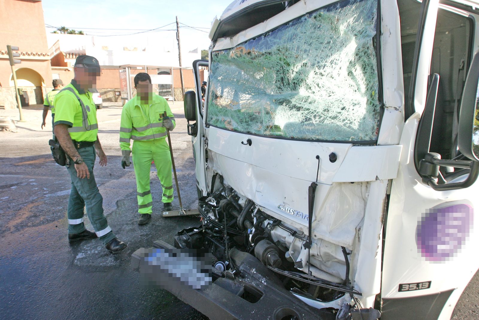 La Guardia Civil observa un camión  implicado en un aparatoso accidente